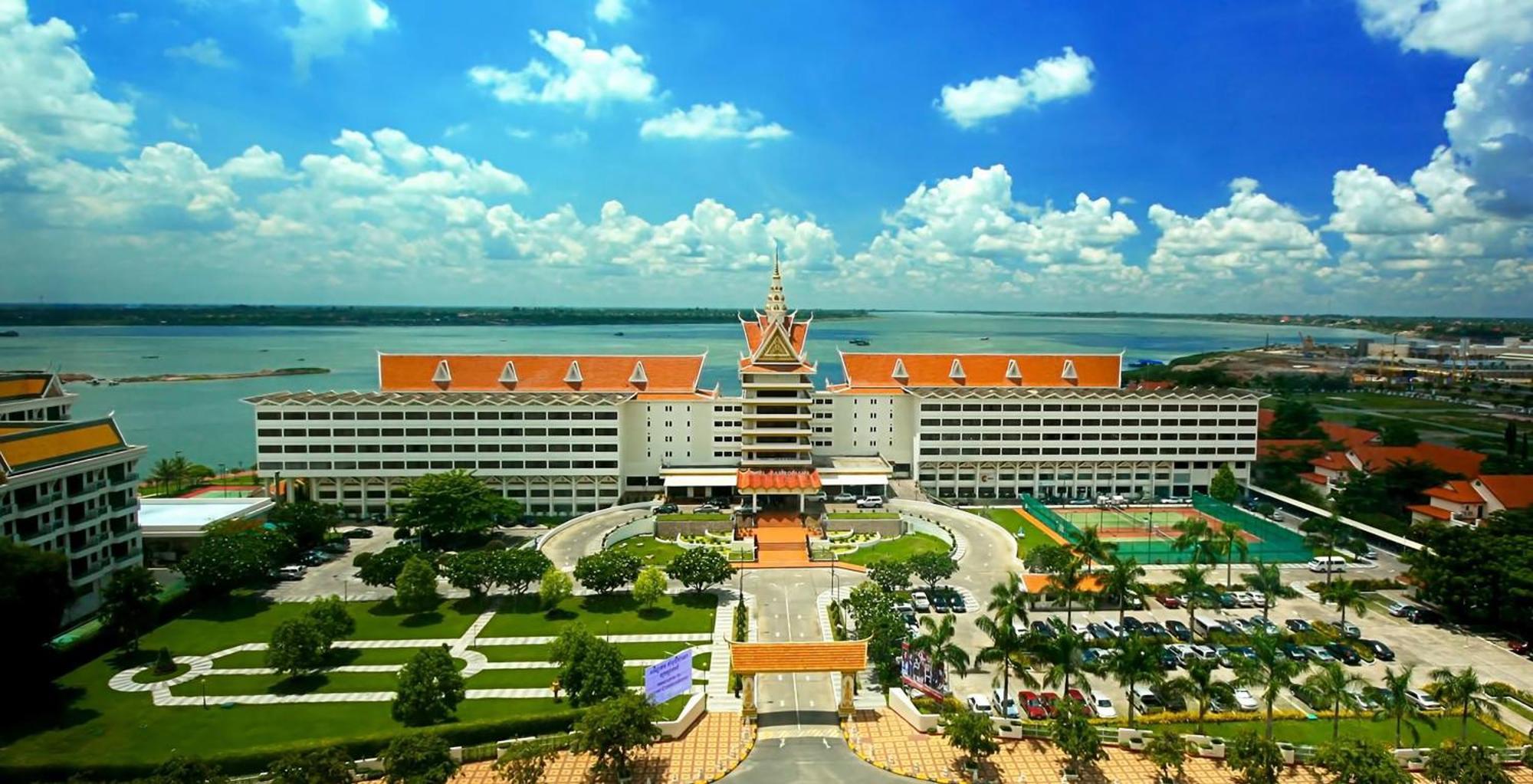 Hotel Cambodiana Phnom Penh Esterno foto