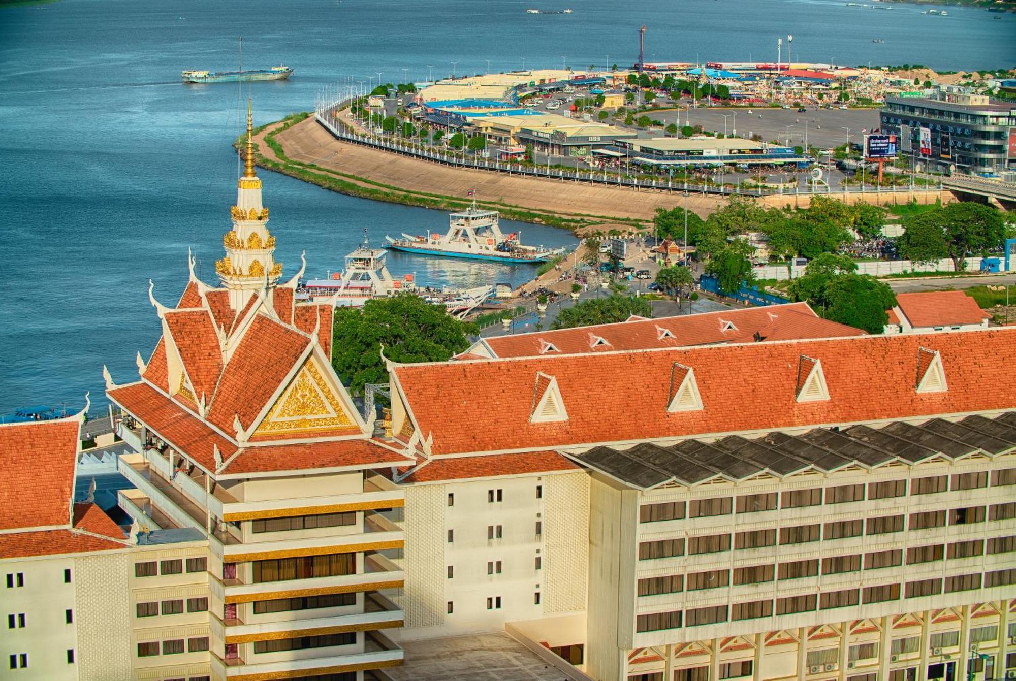 Hotel Cambodiana Phnom Penh Esterno foto