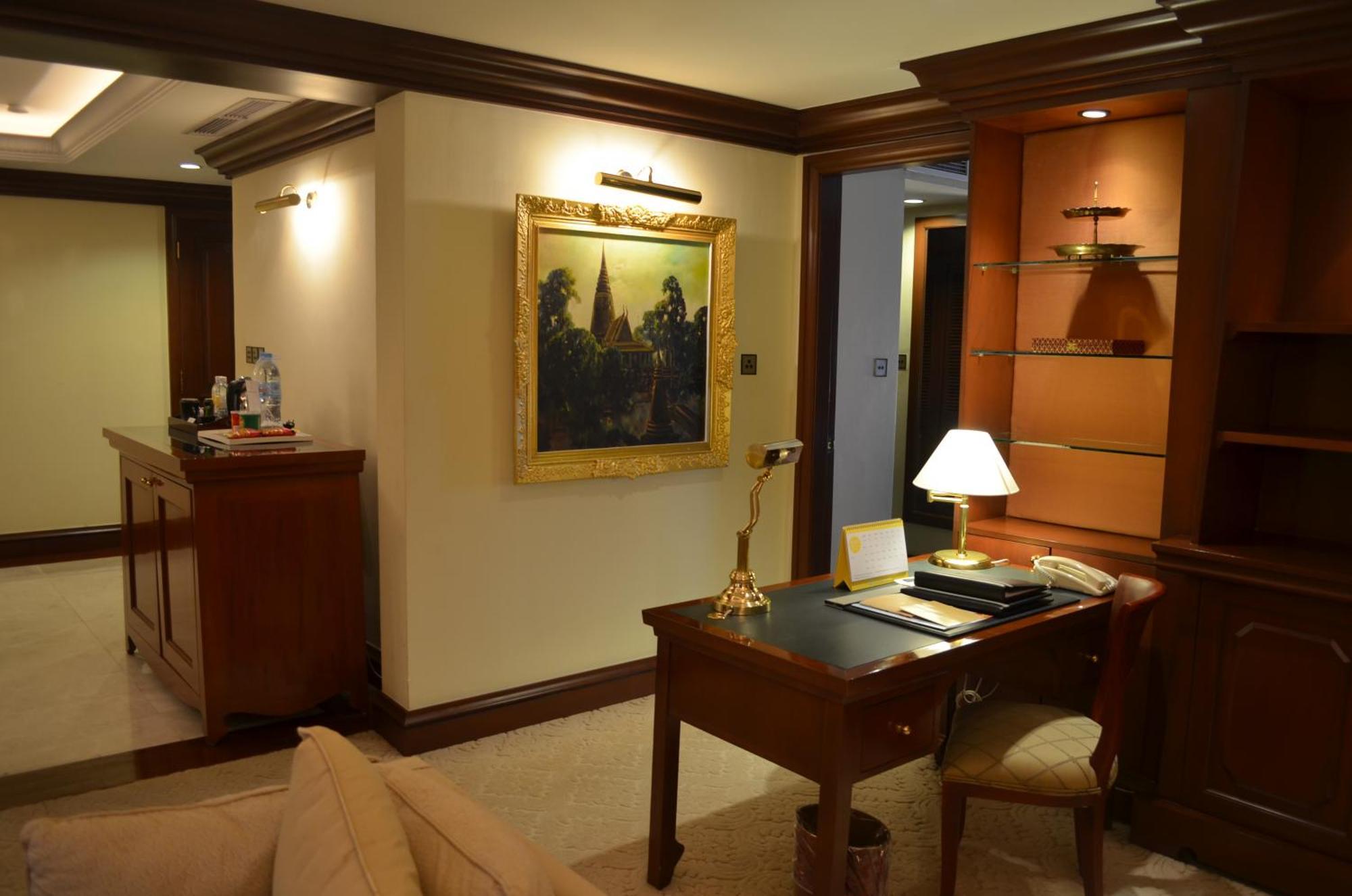 Hotel Cambodiana Phnom Penh Esterno foto