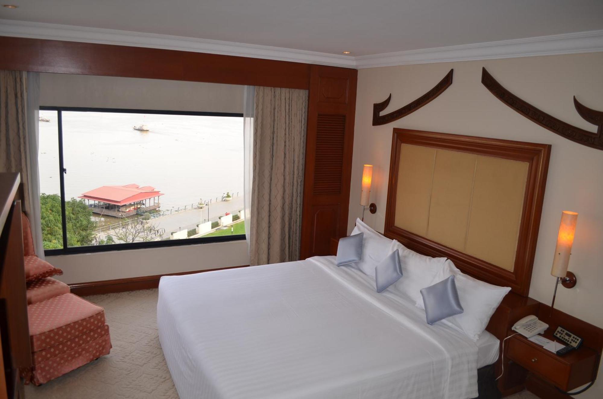 Hotel Cambodiana Phnom Penh Esterno foto