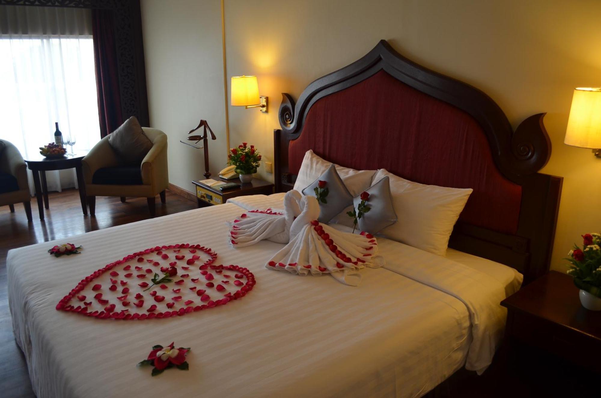 Hotel Cambodiana Phnom Penh Esterno foto