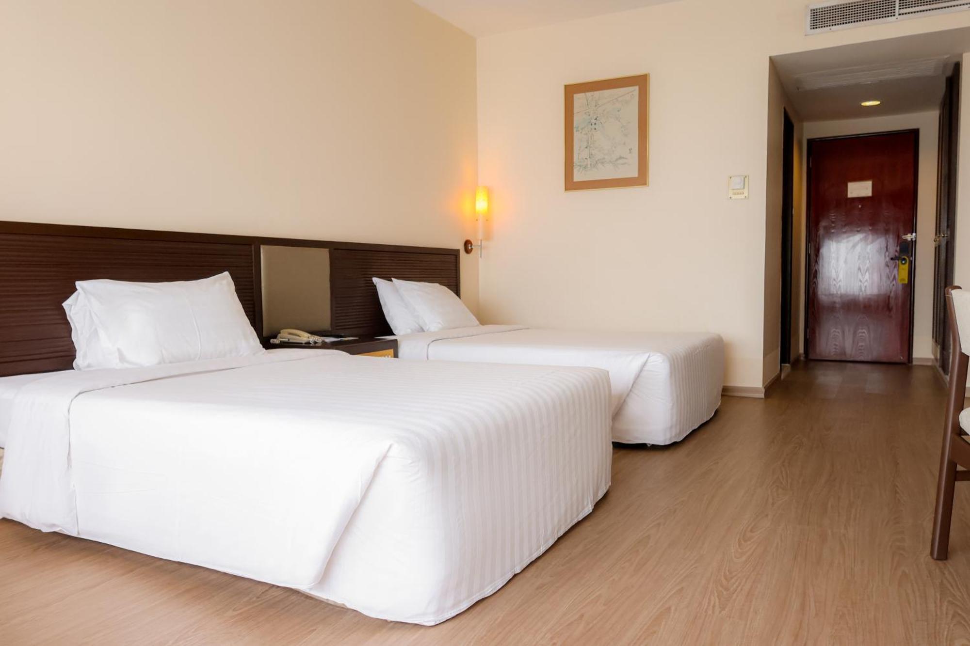Hotel Cambodiana Phnom Penh Esterno foto
